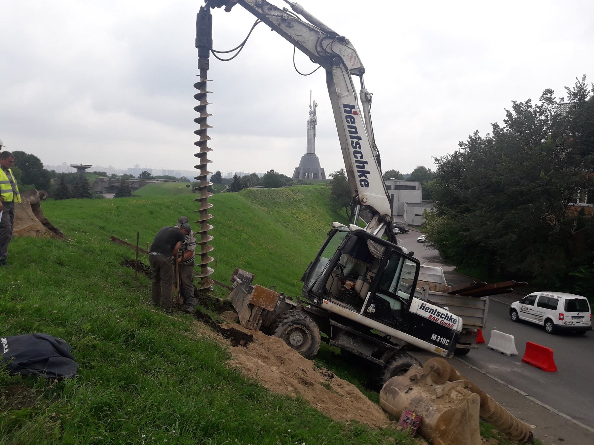 Тягач з краном маніпулятором — монтажні роботи