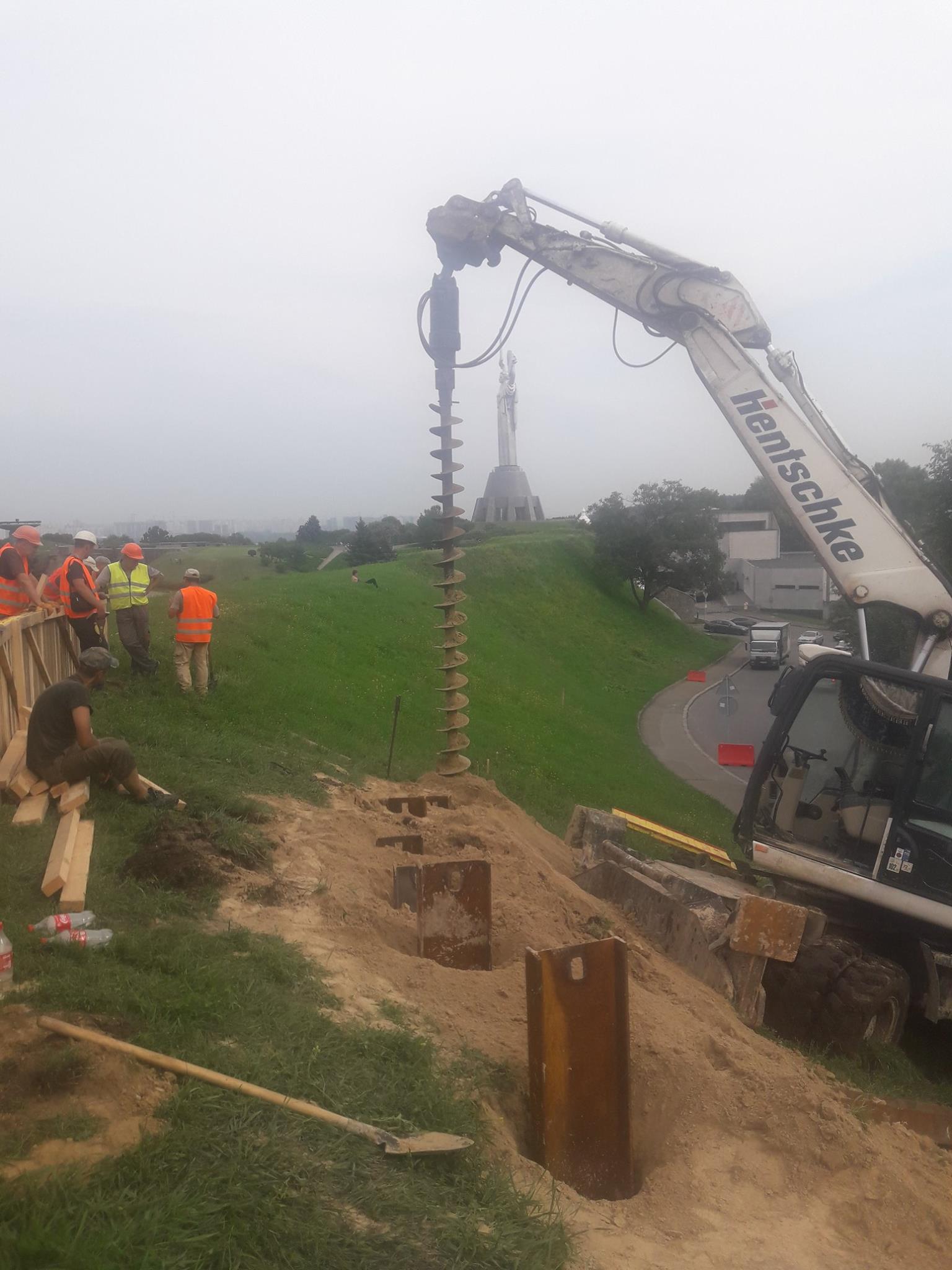 Буріння паль на крутому схилі