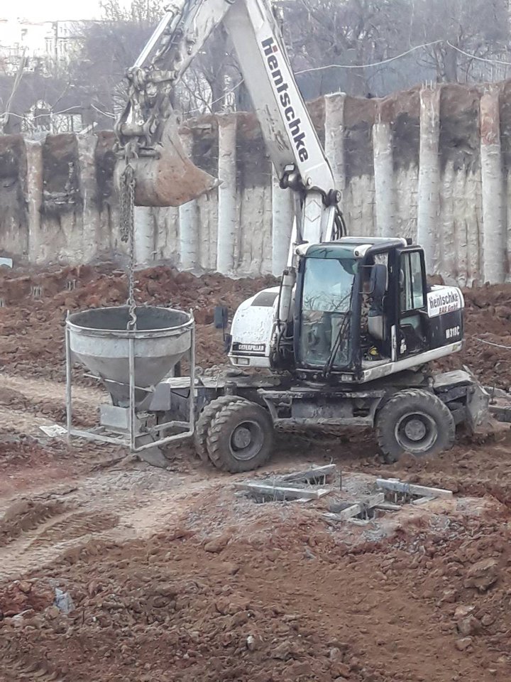 Палі в обмеженому просторі — будівельні роботи в щільній забудові