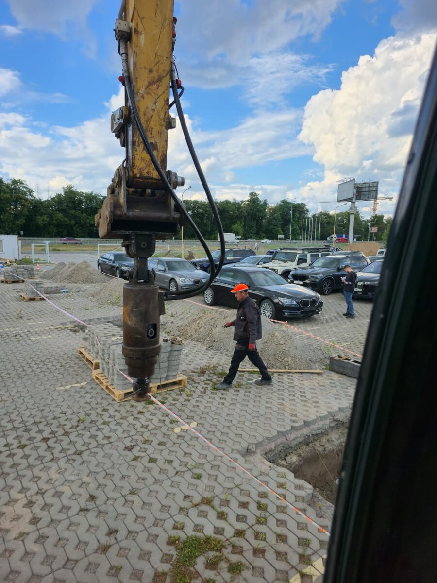 Палі в обмеженому просторі — будівельні роботи в щільній забудові