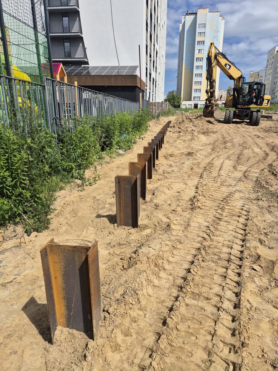 Шпунтове кріплення стін котловану двотавровою балкою із забіркою дошкою — Київ