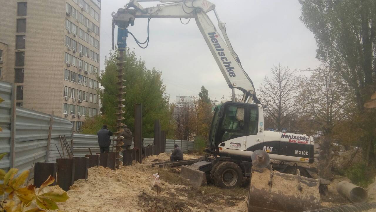 Розробка котлованів — земляні роботи БМК "Місто Груп" Київ