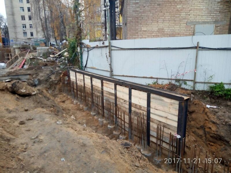 Котлован під фундамент — кріплення стін котлованів шпунтовим рядом