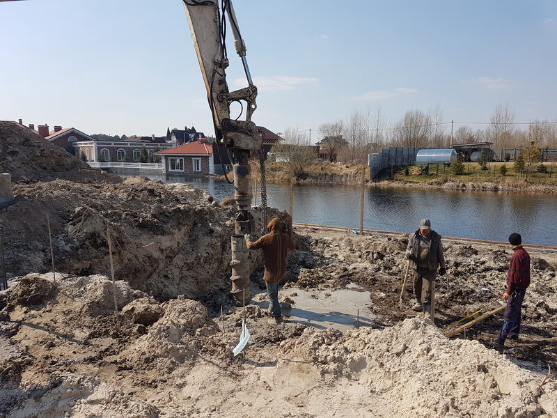 Палі в обмеженому просторі — будівельні роботи в щільній забудові