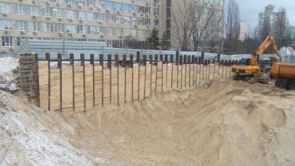 Земляні роботи в щільній забудові — будівельна компанія Київ